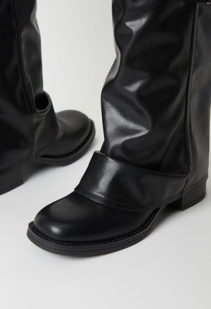 Robbie Flat Boot